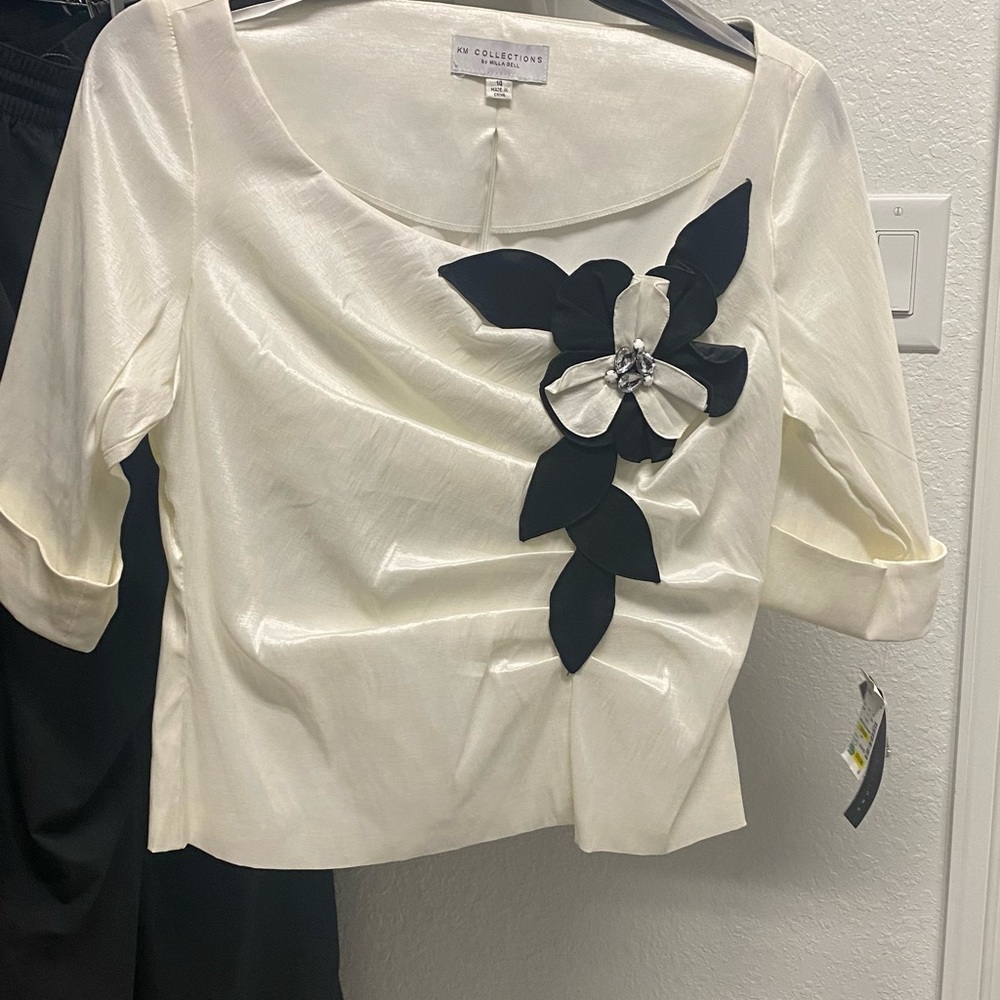 JM Collection Cream and Black Floral Top